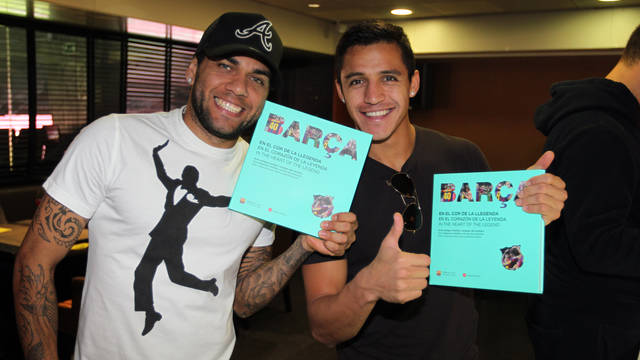 Els jugadors, amb el seu llibre / FOTO: MIGUEL RUIZ - FCB