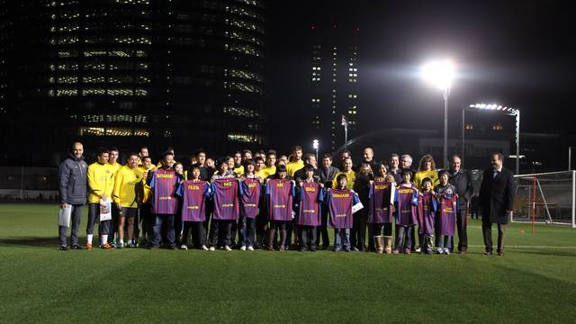 Foto de familia con los niños de Fukushima / FOTO: MIGUEL RUIZ - FCB