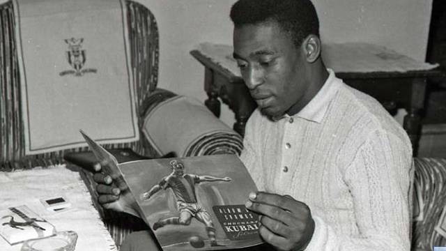 Pelé reading Kubala's book / PHOTO: ARXIU FCB