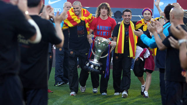 The captains Valdés, Puyol, Xavi and Iniesta, presenting the 2010/11 Liga trophy to the Camp Nou supporters. PHOTO: MIGUEL RUIZ-FCB.
