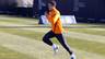 Afellay comienza a hacer trabajo individual sobre el césped. FOTO: MIGUEL RUIZ-FCB.