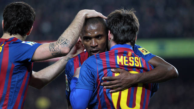 Abidal hugs Messi in the match against Valencia at the Camp Nou / PHOTO: ARXIU FCB