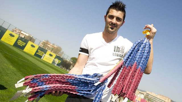 David Villa with the 1,000 paper cranes / PHOTO: ÀLEX CAPARRÓS - FCB