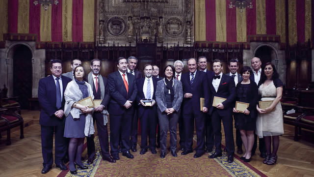 Foto de familia en el Saló de Cent de todos los premiados en estos galardones. Foto: Carla Tramullas