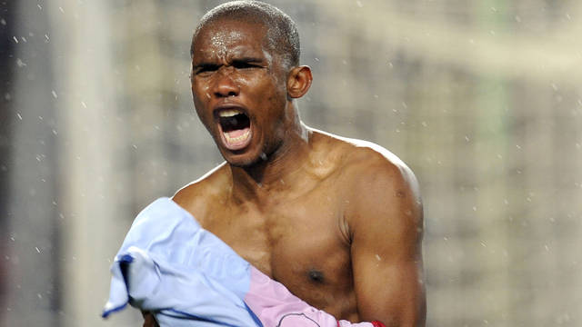 Samuel Eto'o celebra un gol ante el Real Madrid en el clásico de la temporada 2008-09