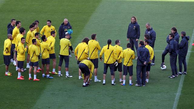 The team before the training session. PHOTO: MIGUEL RUIZ-FCB.