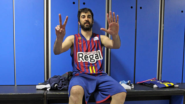 Navarro in the Barça Regal dressing room after winning the title/ PHOTO: MIGUEL RUIZ - FCB
