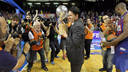 Xavi Pascual with the Liga Endesa trophy / PHOTO: MIGUEL RUIZ - FCB