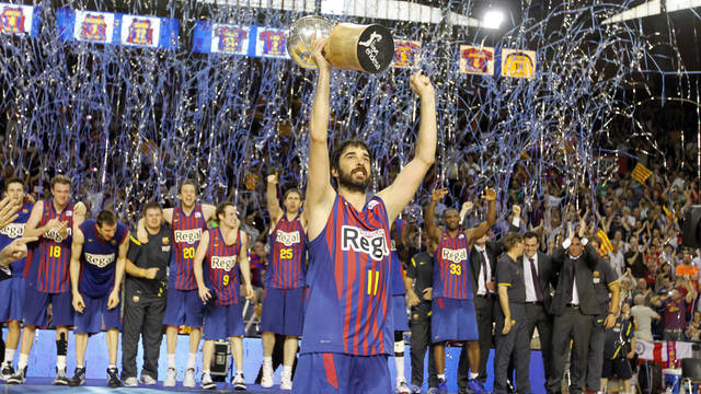 Navarro avec le trophée de la 17ème Liga ACB / PHOTO: ARXIU FCB