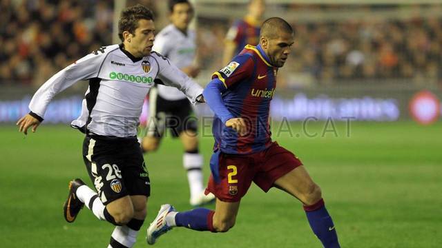 [Ảnh] Jordi Alba đối đầu với Barça