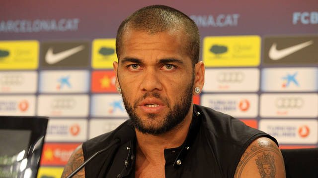 Dani Alves, en el transcurs de la roda de premsa d'aquest dilluns /FOTO: MIGUEL RUIZ - FCB