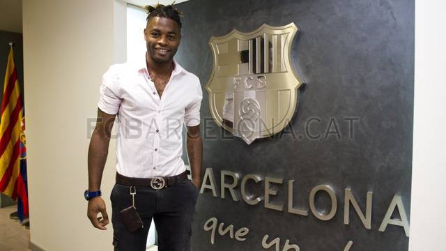 http://media2.fcbarcelona.com/media/asset_publics/resources/000/025/942/size_640x360/2012-08-20_LLEGADA_ALEX_SONG_003-Optimized.v1345479534.jpg