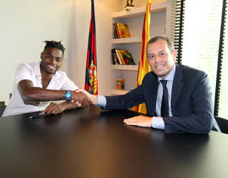 Alex Song and Sandro Rosell / PHOTO: MIGUEL RUIZ - FCB