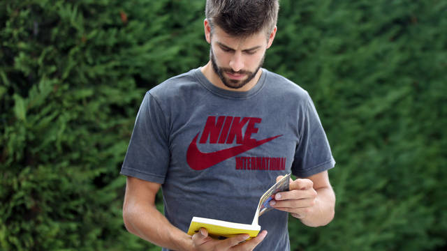 Gerard Piqué makes his way to the press room / PHOTO: MIGUEL RUIZ - FCB