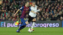 Iniesta, contra el València / FOTO: ARXIU FCB