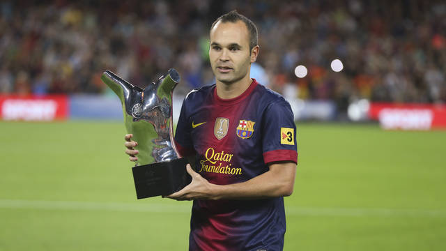 Iniesta, al Camp Nou amb el trofeu que l’acredita com el Millor Jugador de la UEFA a Europa / FOTO: MIGUEL RUIZ - FCB