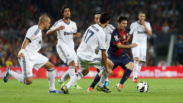 Messi, rodejat de saingan / FOTO: MIGUEL RUIZ-FCB