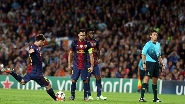Leo Messi taking a free kick against Celtic / PHOTO: Miguel Ruiz - FCB