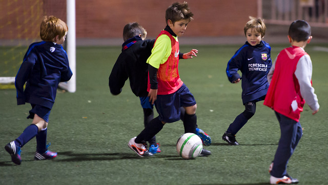 مدرسة نادي برشلونة FCBESCOLA 2012-10-29_ENTRENAMIENTO_FCBESCOLA_TECNIFICACIO_VILANOVA_DEL_VALLES_014.v1351871720