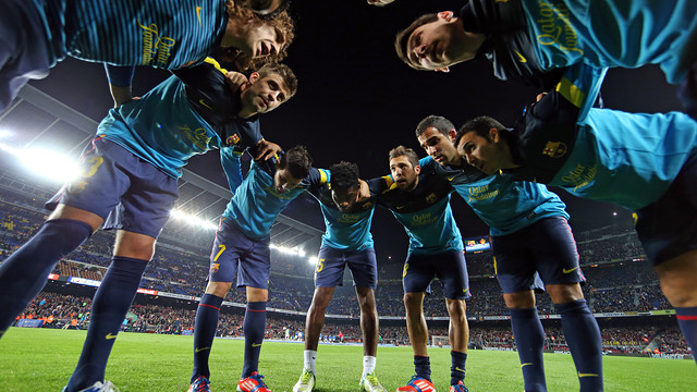 Piña del equipo antes de comenzar el partido contra el Zaragoza / FOTO: MIGUEL RUIZ - FCB