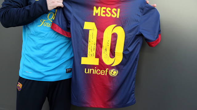 Messi, amb la samarreta signada per a Müller. FOTO: MIGUEL RUIZ-FCB.