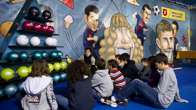 Los niños, atentos a las explicaciones. FOTO: ÁLEX CAPARRÓS Los niños, atentos a las explicaciones. FOTO: ÁLEX CAPARRÓS