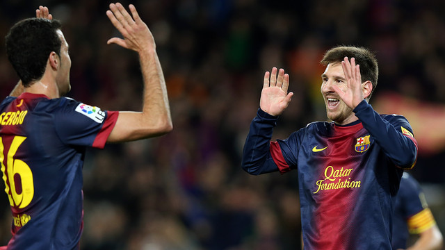 Busquets i Messi celebren un dels quatre gols fets a l