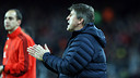 Jordi Roura felicita l'equip davant l'Osasuna / FOTO: MIGUEL RUIZ - FCB