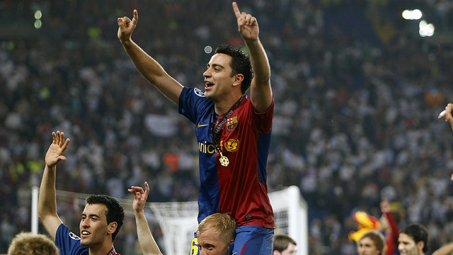 Xavi, in Rome, on Gudjohnsen's shoulders. PHOTO: MIGUEL RUIZ-FCB.