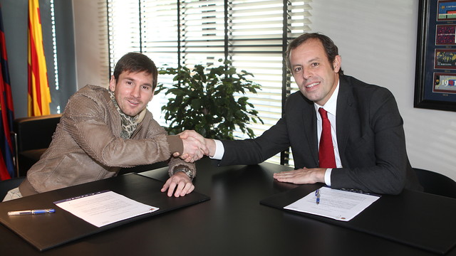 Leo Messi con el presidente Sandro Rosell / FOTO: MIGUEL RUIZ - FCB