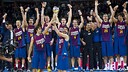 Les joueurs avec la Coupe / Photo Alex Caparros FCB