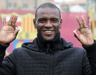 Éric Abidal, després de l'entrenament, fent el símbol d''OK' / FOTO: MIGUEL RUIZ-FCB