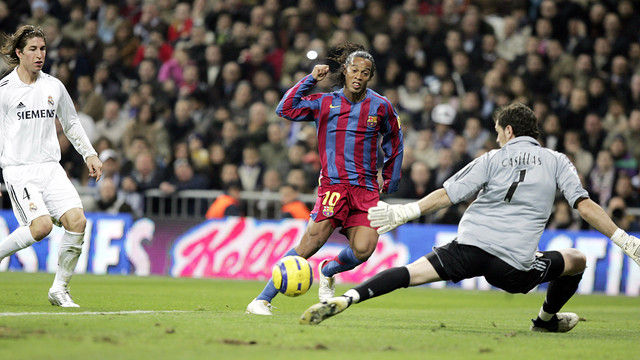 Gol de Ronaldinho al Bernabéu. FOTO: ARXIU FCB.