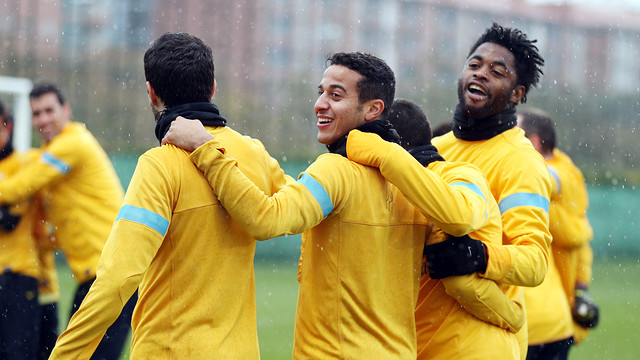 Song, Thiago y Cesc, durante el entrenamiento / FOTO: MIGUEL RUIZ-FCB