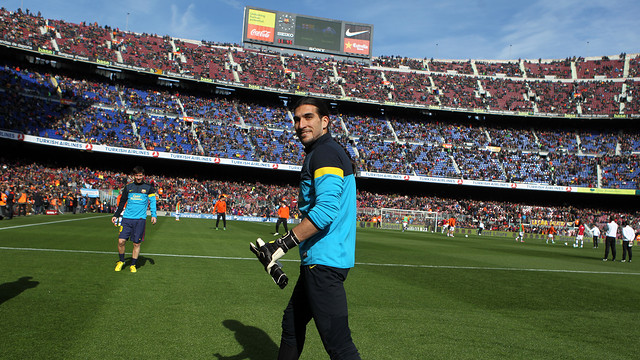 Pinto, durante un calentamiento en el Camp Nou / FOTO: MIGUEL RUIZ-FCB