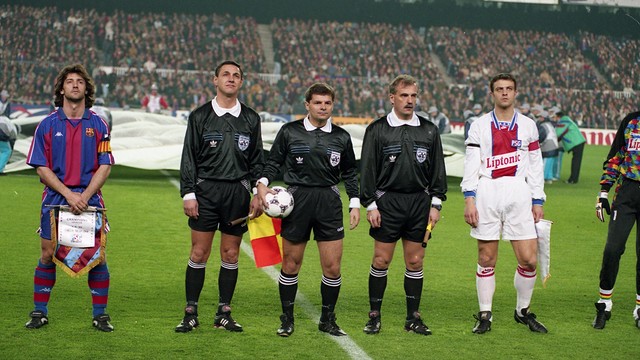 Bakero and Roche, before the game between Barça and PSG in 1995 / PHOTO: ARXIU FCB