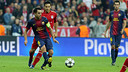 Xavi making a pass at the Allianz Arena / PHOTO: MIGUEL RUIZ-FCB
