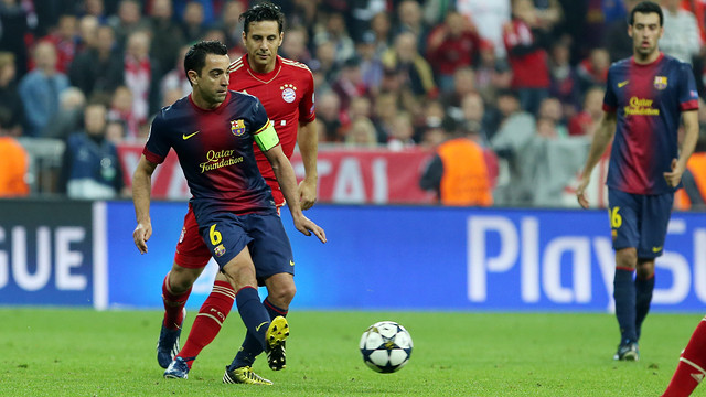 Xavi, dando un pase en el Allianz Arena / FOTO: MIGUEL RUIZ-FCB