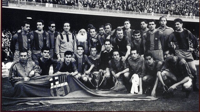 1958/59 league winning side celebrating the trophy at the  Camp Nou / PHOTO: ARXIU FCB