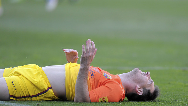 Messi,on the ground at the Calderon. FOTO: MIGUEL RUIZ-FCB