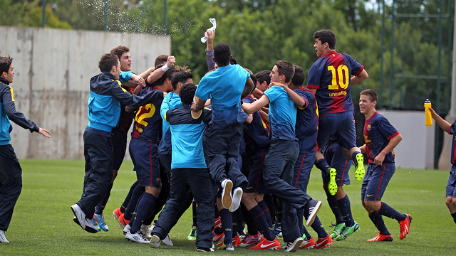El Cadete A celebrando el triunfo y la consecución de la Liga / FOTO: MIGUEL RUIZ - FCB