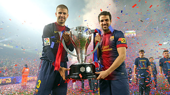 Piqué i Cesc, amb el títol de Lliga / FOTO: MIGUEL RUIZ - FCB