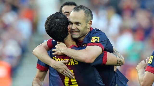 Cesc e Iniesta celebran uno de los cuatro goles contra el Málaga / FOTO: MIGUEL RUIZ-FCB