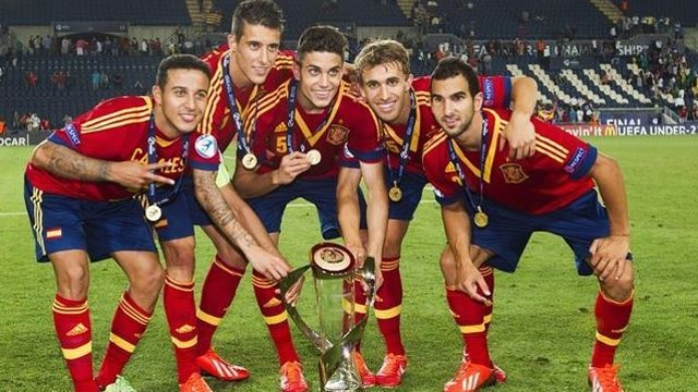 Thiago, Tello, Bartra, Muniesa y Montoya, con el trofeo de campeones / FOTO: AFP