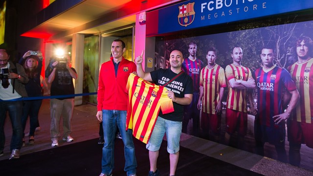 The first Barça fan to own the 2013/14 away kit / PHOTO: GERMÁN PARGA - FCB