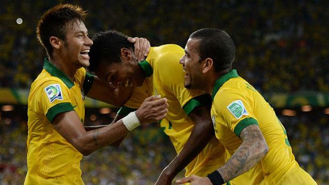 Neymar i Alves celebren la victòria contra Mèxic. FOTO: http://www.flickr.com/photos/neymaroficial