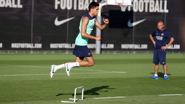 Marc Bartra, durante la sesión de este lunes por la tarde / FOTO: MIGUEL RUIZ  FCB