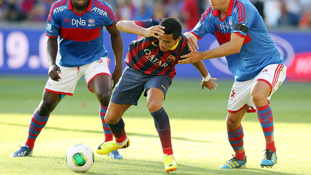 Alexis disputando el balón con un rival / FOTO: MIGUEL RUIZ  FCB