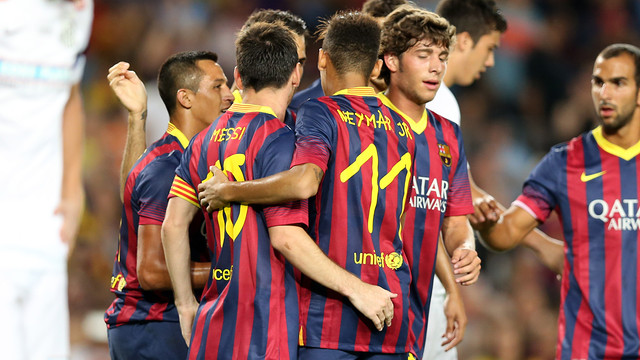 Messi i Neymar Jr celebren el cinquè gol, obra de Cesc / FOTO: MIGUEL RUIZ-FCB