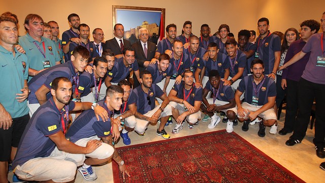The Barça players and staff with Mahmoud Abbas / PHOTO: MIGUEL RUIZ - FCB